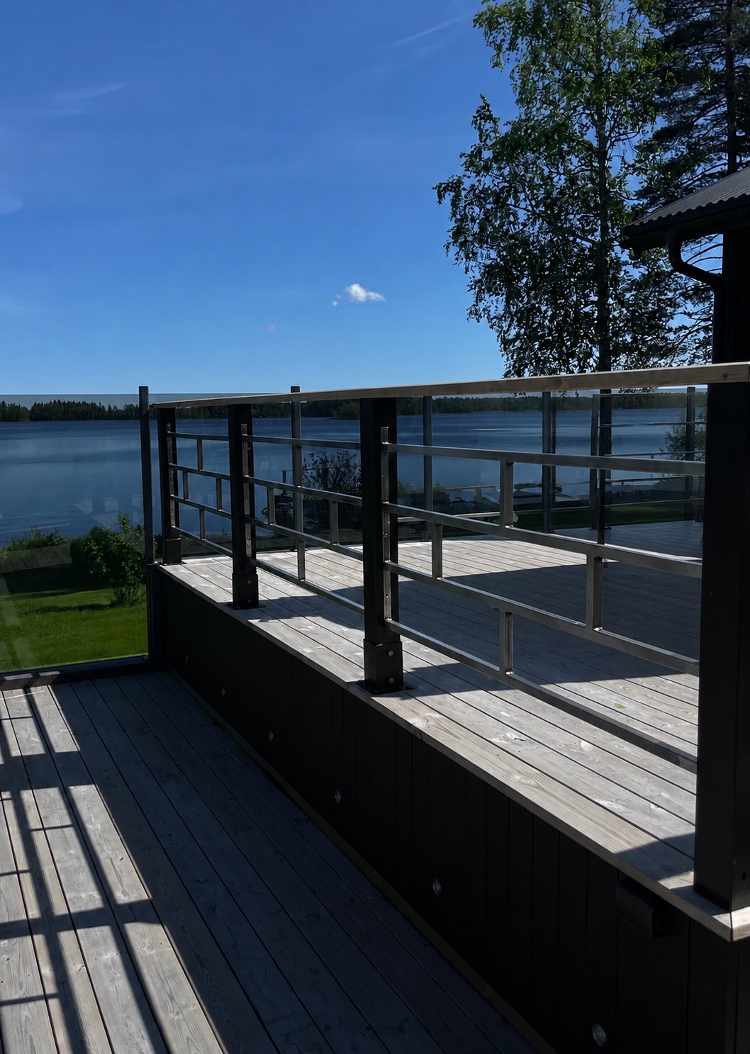 Räcke i rostfritt stål på altan vid sjö
